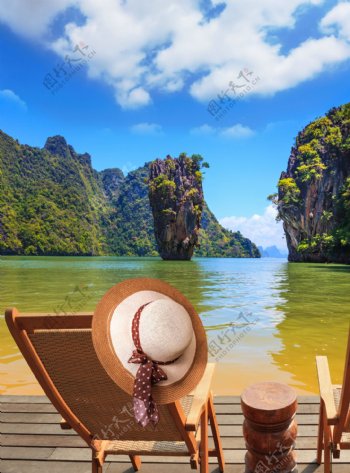 躺椅帽子与海岸风景