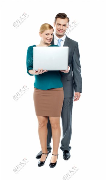 双手托着笔记本电脑的美女和男同事图片