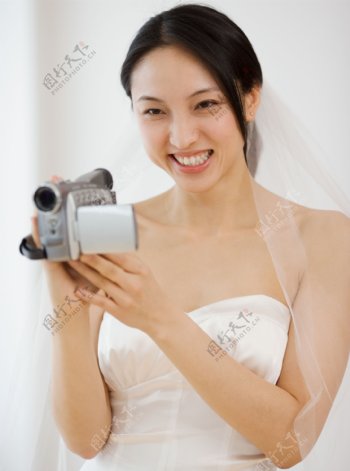 开心的新娘图片