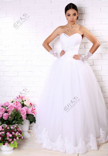 叉腰的婚纱新娘图片