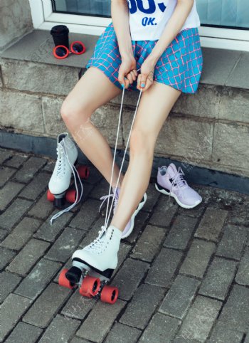 穿轮滑鞋的女孩图片