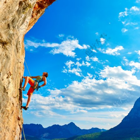 悬崖上的攀岩运动员图片