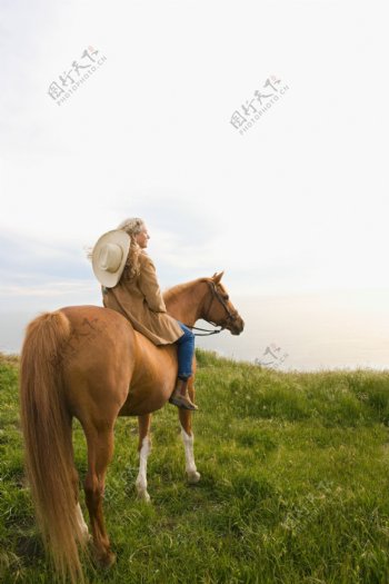 在草原上骑马的女性图片