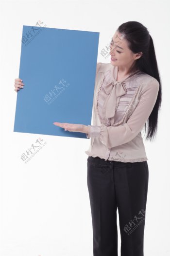 拿着蓝色板子的职业女性图片