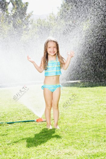 喷水前的小女孩图片
