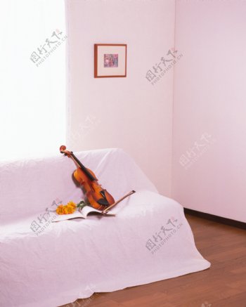 沙发上的小提琴图片