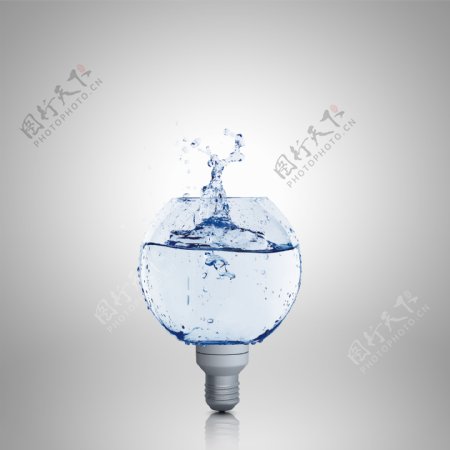 灯泡与蓝色水