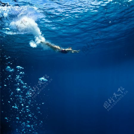 蓝色大海中的游泳的人物图片