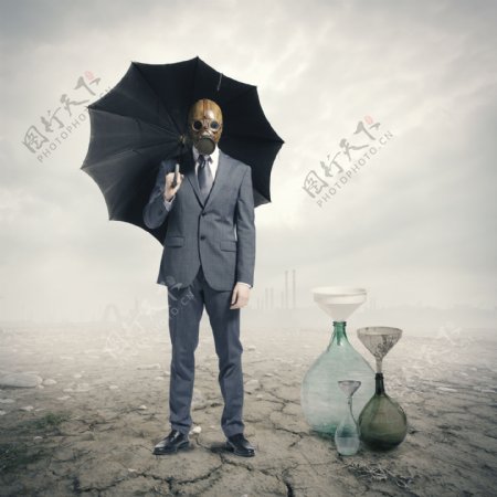 打着伞戴着面具的男人图片