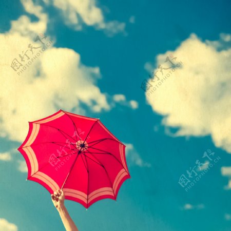 蓝天白云与红色雨伞图片