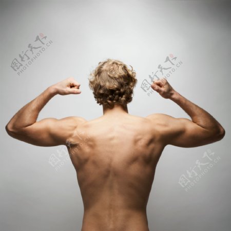 展示强壮背部肌肉的外国男人图片