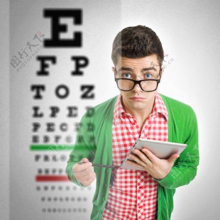 视力测试表与外国男人图片