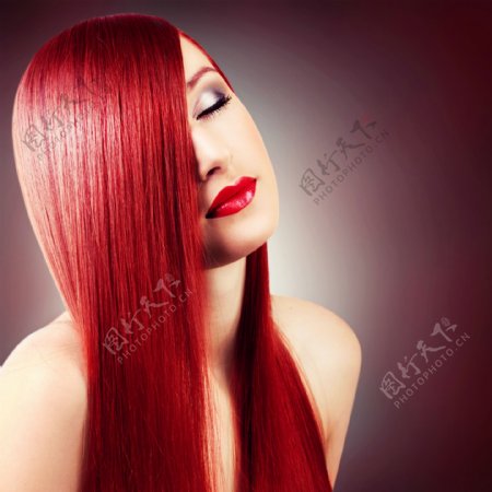 红发红唇美女图片