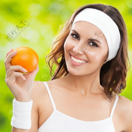 拿着橙子的健身女人图片