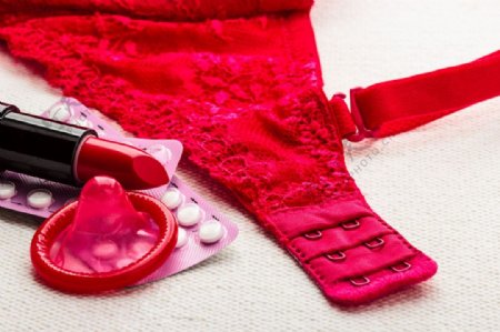 红色内衣与避孕用品