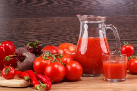 一堆西红柿和果汁和红椒图片