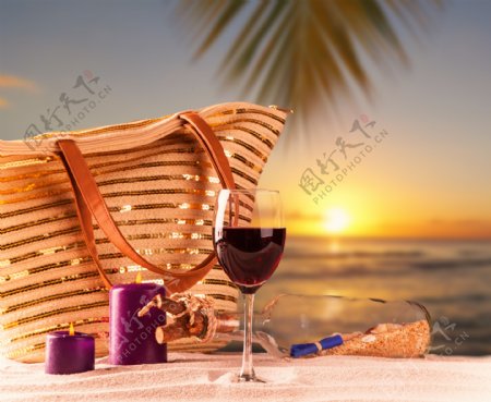 沙滩上的红酒与蜡烛图片