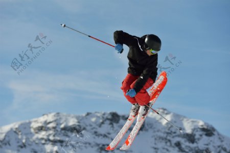 跳跃的滑雪人物摄影图片