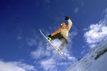 滑雪腾空男人PSD素材图片