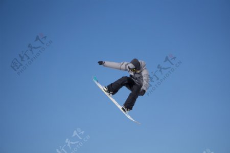 腾空的滑雪运动员图片