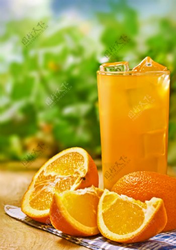 切开的橙子与冰块橙汁