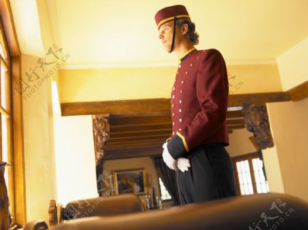 高级酒店的行礼服务生图片
