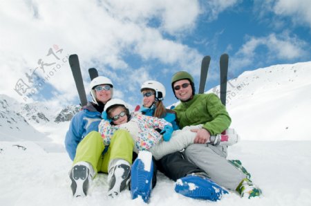 雪山上滑雪的家庭图片