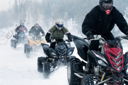 雪地里骑摩托车运动员图片