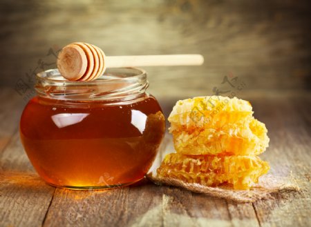 黄色瓶装蜂蜜与蜂巢蜜图片