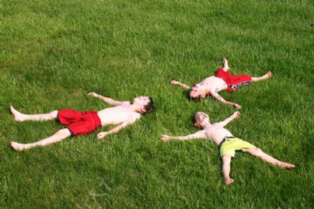 草地上躺着的外国孩子图片