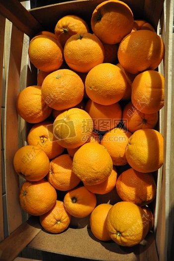 一筐黄澄澄的橙子