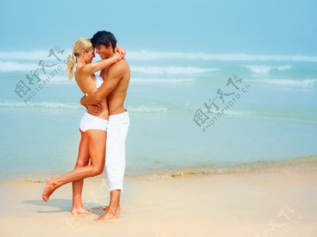 海边浪漫情侣亲吻图片