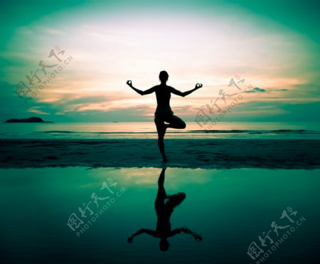 瑜伽美女水边剪影图片素材
