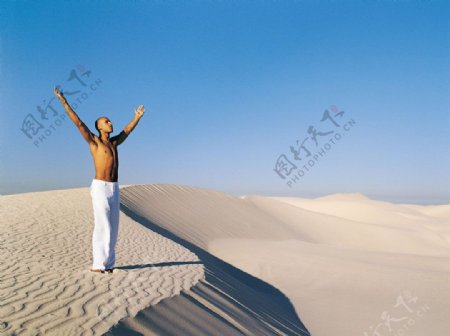 沙漠中站着的男人图片