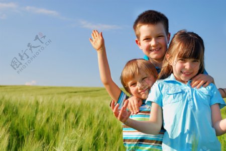 站着田野里的三个外国儿童图片
