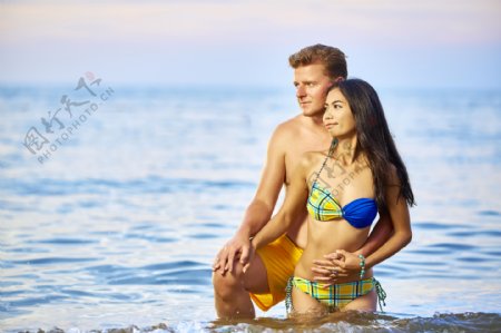温馨海边浪漫情侣图片