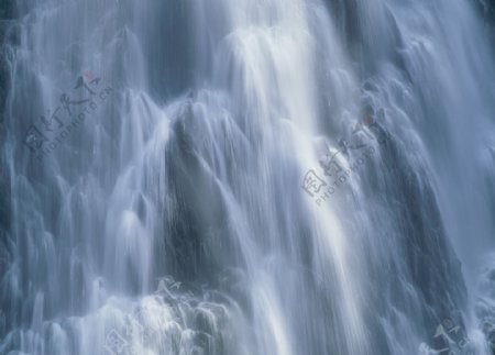 高山垂下的瀑布特写图片