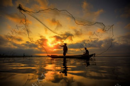 海面上撒网的渔民图片