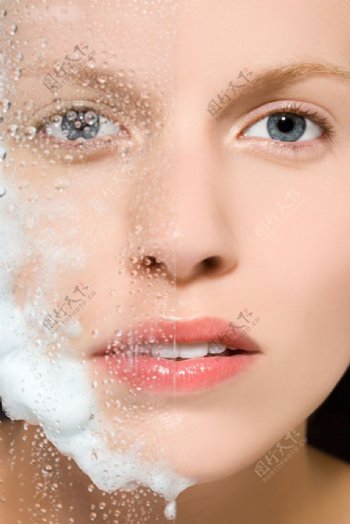 女人用护肤品洗脸的泡沫图片图片