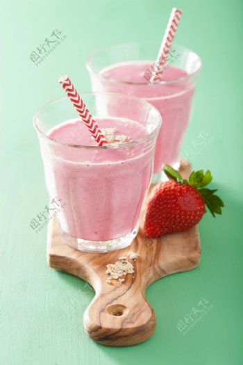 粉色果汁和吸管还有草莓