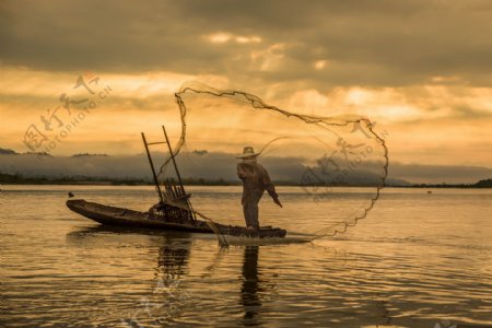 散鱼网的捕鱼人物图片