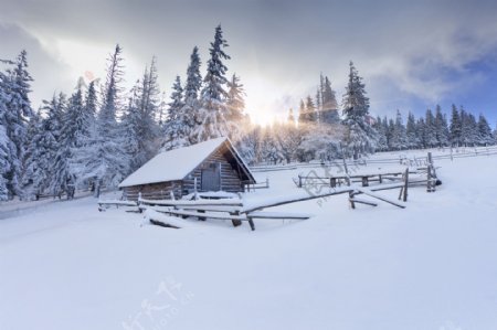 雪地上的小木屋