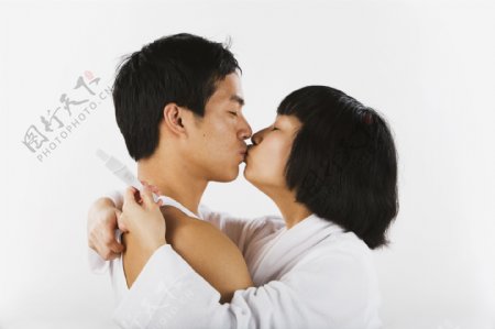 接吻的情侣图片