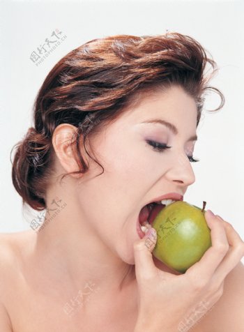 手拿着苹果准备去咬的女人图片