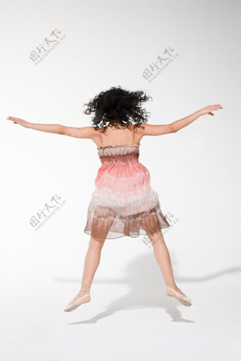 穿裙子跳舞的女人背影图片
