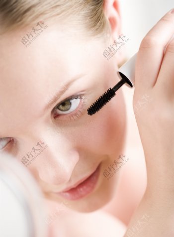 正在涂睫毛膏的大眼睛国外女人图片图片