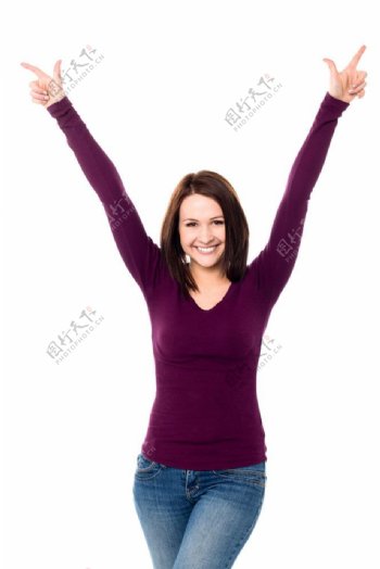 高举双臂的快乐女性图片