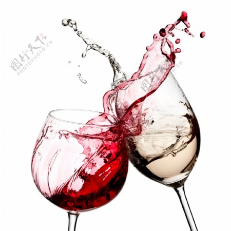 干杯飞溅的葡萄酒图片