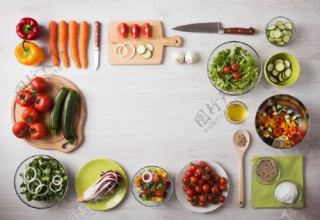 菜板菜刀与新鲜蔬菜图片