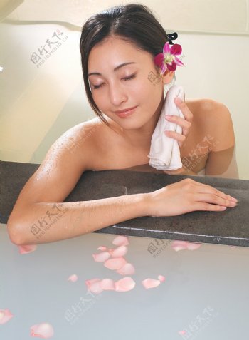 正在洗澡的女人图片